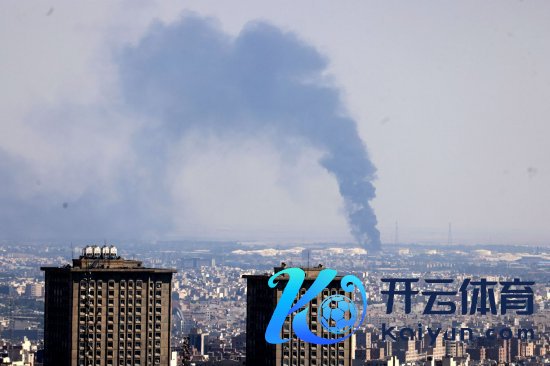 6月17日，以色列对德黑兰发动空袭后，浓烟升腾。