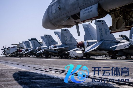 F/A-18构兵机在“尼米兹”号航空母舰的翱游船面上。